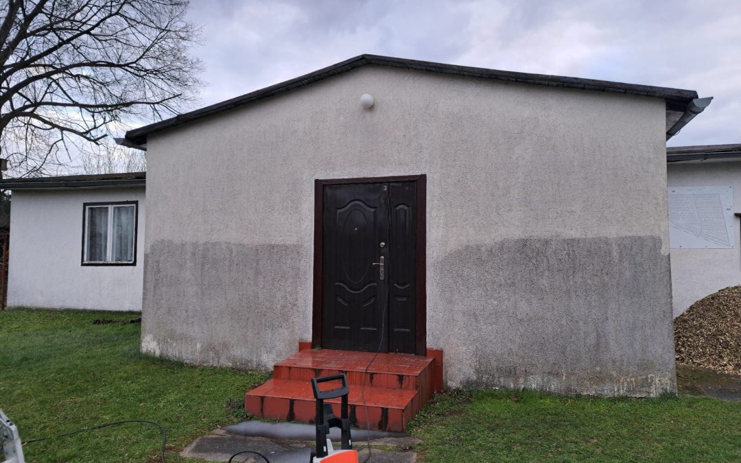 Czyszczenie elewacji budynku świetlicy